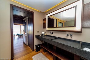 A king size bed, air conditioning, ceiling fan, HD-TV, Dish Network, safe, dressing room. Ensuite bathroom with indoor Italian shower, double sink, and WC. The bedroom opens onto the terrace and the view over the bay. 