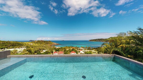 Nice heated pool 7.8 x 3 m, terrace with loungers and deck chairs. Lounge area on the covered terrace.