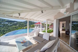 Private lounge area on the covered terrace. 