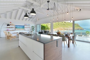 Fully equipped kitchen, refrigerator and wine cellar, blender, centrifuge, ice machine, gas grill, dishwasher, Nespresso coffee machine, toaster. Indoor dining table for 8 guests.