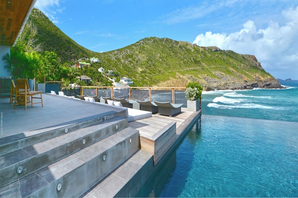 Heated 5 x 9 m pool, terrace with deck chairs, sun beds, facing the views. Gas barbecue.