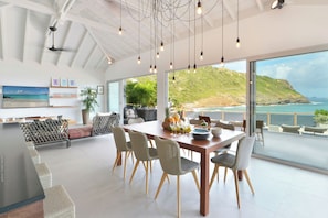 Fully equipped kitchen, refrigerator and wine cellar, blender, centrifuge, ice machine, gas grill, dishwasher, Nespresso coffee machine, toaster. Indoor dining table for 8 guests.