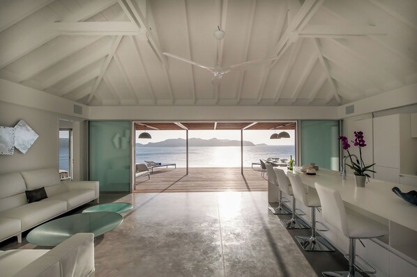 Air conditioning, ceiling fan, HD-TV, Dish network, Apple TV. Opens onto the terrace. Ocean view. 