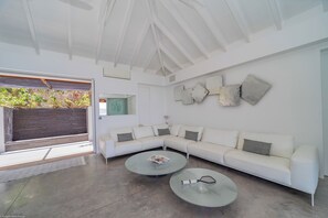 Air conditioning, ceiling fan, HD-TV, Dish network, Apple TV. Opens onto the terrace. Ocean view. 