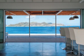 Air conditioning, ceiling fan, HD-TV, Dish network, Apple TV. Opens onto the terrace. Ocean view. 