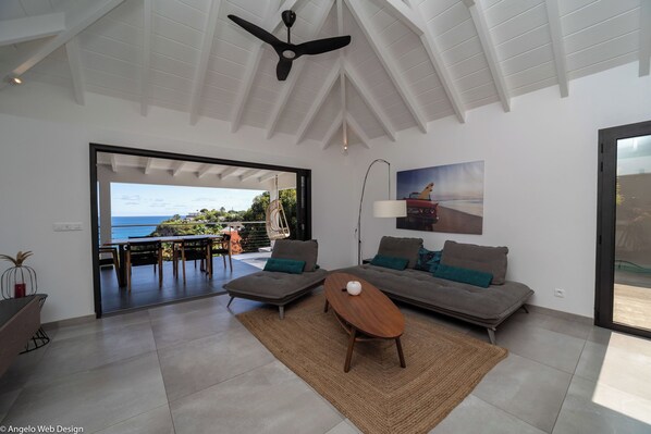 HD-TV, French Satellite, US Satellite, Apple TV, iPod dock, ceiling fans.