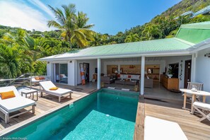 Ceiling fan, HD-TV, Dish network, Apple TV. Opens onto the terrace. Ocean view. 