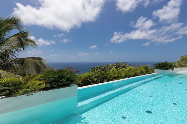 Beautiful pool facing the view. Large terrace with sun loungers and outdoor lounge area. Gas barbecue, outdoor shower.