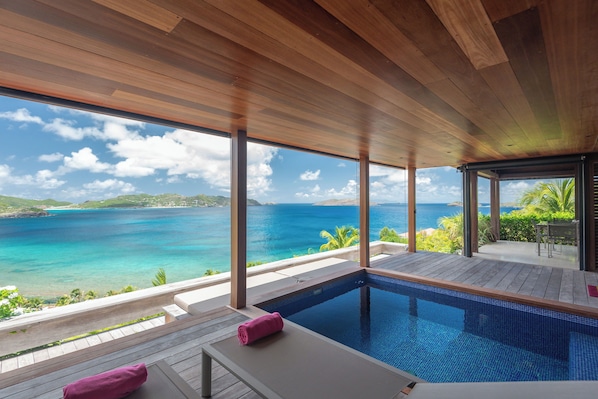 Beautiful pool facing the view, expansive terrace with deck chairs and loungers. Gas barbecue.