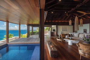 Beautiful balinese style living room, ceiling fans, wifi.