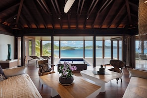 Beautiful balinese style living room, ceiling fans, wifi.