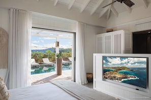 Climatisation, lit king size, HD-TV, Apple TV, coffre-fort, dressing. Salle de bains attenante. La chambre s'ouvre sur la terrasse.