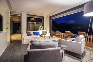 Air-conditioning, ceiling fans, HD-TV with French and American satellite, Apple TV, DVD player, Sonos sound system.