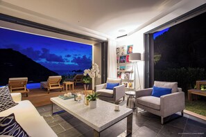 Air-conditioning, ceiling fans, HD-TV with French and American satellite, Apple TV, DVD player, Sonos sound system.