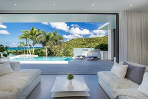 Air conditioning, HD-TV, Dish network, DVD player, Apple TV. Opens onto the terrace. Ocean view. 