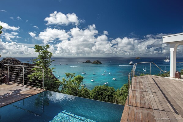 Beautiful pool facing the panoramic views, nice terrace with deckchairs. Gas barbecue.