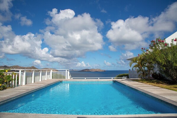 Très belle piscine face à la vue. Grande terrasse avec chaises longues, coin lounge sous un gazebo. Barbecue au gaz. 