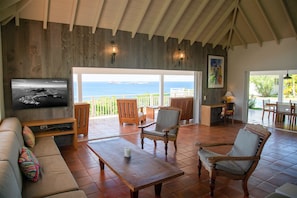 Grand séjour ouvert sur la terrasse, HD-TV avec Canal Satellite, Dish Network, lecteur DVD Blu-Ray.