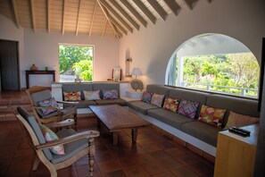 Grand séjour ouvert sur la terrasse, HD-TV avec Canal Satellite, Dish Network, lecteur DVD Blu-Ray. 