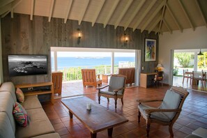 Grand séjour ouvert sur la terrasse, HD-TV avec Canal Satellite, Dish Network, lecteur DVD Blu-Ray. 
