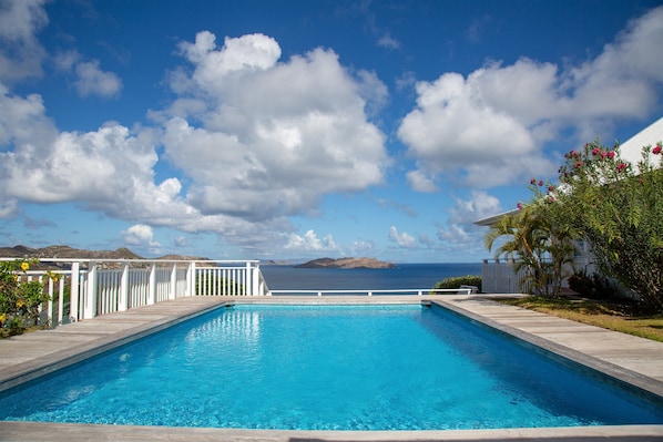Très belle piscine face à la vue. Grande terrasse avec chaises longues, coin lounge sous un gazebo. Barbecue au gaz.