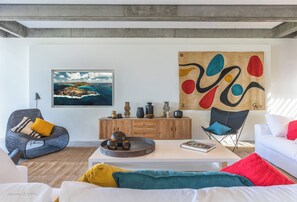 Expansive living area opening onto the terrace. HD-TV, Dish Network, Apple TV, ceiling fans.