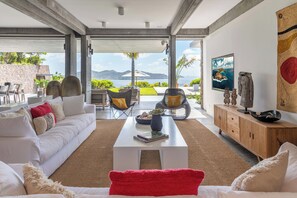Expansive living area opening onto the terrace. HD-TV, Dish Network, Apple TV, ceiling fans.