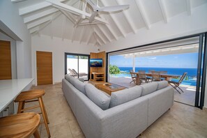 Ceiling fan, HD-TV with Dish Network, Canal Satellite, Apple TV. Dining table for 6 people on the covered terrace facing the views.