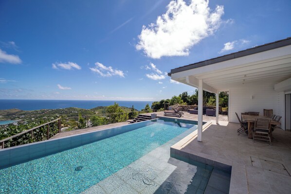 Lovely pool with steps, expansive terrace, sun loungers. Gas barbecue.