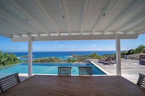 Ceiling fan, HD-TV with Dish Network, Canal Satellite, Apple TV. Dining table for 6 people on the covered terrace facing the views.