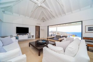 Expansive living area opening onto the terrace. Air-conditioning, HD-TV, Dish Network, Apple TV.
