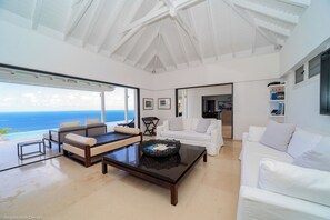 Expansive living area opening onto the terrace. Air-conditioning, HD-TV, Dish Network, Apple TV. 