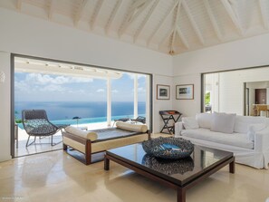 Expansive living area opening onto the terrace. Air-conditioning, HD-TV, Dish Network, Apple TV.