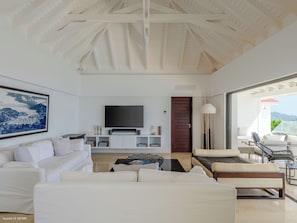 Expansive living area opening onto the terrace. Air-conditioning, HD-TV, Dish Network, Apple TV.