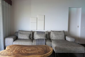 Air conditioning, ceiling fan, HD-TV, Dish network, DVD player. Opens onto the terrace.