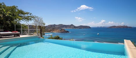 Beautiful pool facing the views. Gas barbecue.