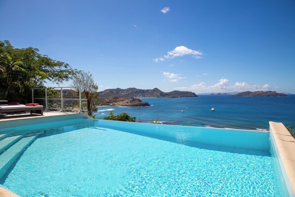 Beautiful pool facing the views. Gas barbecue.