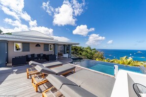 Nice heated pool (7 x 5 m), several deck chairs, lounge area on the covered terrace. 