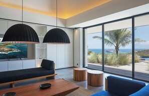 Air conditioning, HD-TV with American satellite, Apple TV. 
