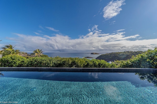 Beautiful 25m-long heated pool . Large terrace with sun loungers and outdoor lounge area. Gas barbecue, outdoor shower.