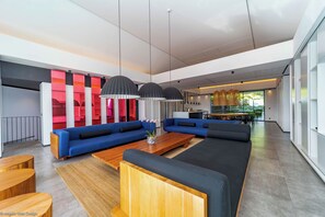 Air conditioning, HD-TV with American satellite, Apple TV. 