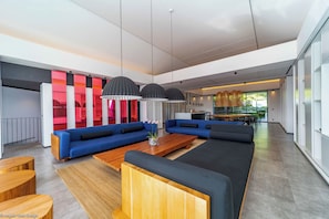 Air conditioning, HD-TV with American satellite, Apple TV.