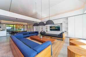 Air conditioning, HD-TV with American satellite, Apple TV. 