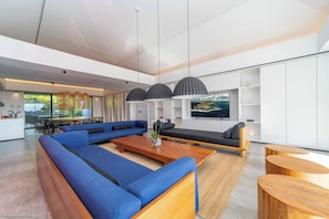 Air conditioning, HD-TV with American satellite, Apple TV.