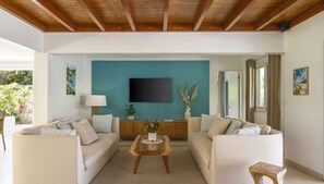 Air conditioning, HD-TV, Dish Network, Apple TV, DVD player. Access to the covered terrace, ocean view.