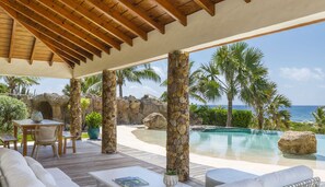 Air conditioning, HD-TV, Dish Network, Apple TV, DVD player. Access to the covered terrace, ocean view.