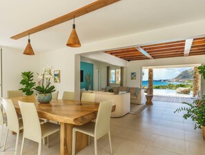 Modern and fully equipped. Air conditioning, electric oven, induction cooker, microwave, refrigerator and freezer, ice machine, dishwasher, filter coffee maker and coffee machine Nespresso, toaster, mixer, electric fruit press, electric kettle. Outdoor di