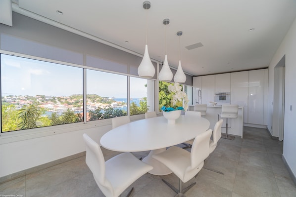Fully equipped gourmet kitchen with gas stove, granite counters. Refrigerator, freezer, ice maker, blender, dishwasher, food processor, centrifuge, microwave, citrus press, Nespresso coffee machine and filter coffee maker, toaster. Indoor dining table for