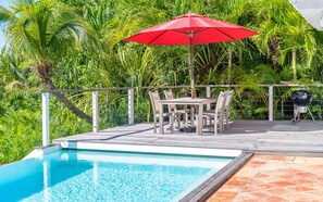 Fully equipped kitchen, fridge, mixer, espresso and Nespresso coffee machines, dishwasher, microwave, oven, toaster. Charcoal barbecue. Inside wooden table for 4 people, and outside table on the terrace.