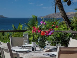 Fully equipped kitchen, fridge, mixer, espresso and Nespresso coffee machines, dishwasher, microwave, oven, toaster. Charcoal barbecue. Inside wooden table for 4 people, and outside table on the terrace.